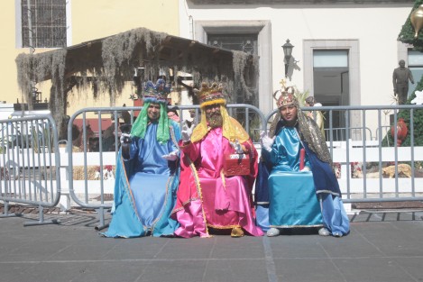 Tras 34 años de instalarse cada final de diciembre y hasta principios de enero, los Reyes Magos no pudieron instalarse este año en la Plaza Lerdo debido a que el Cabildo de Xalapa <em>prohíbe</em> actividades comerciales en ese espacio.  