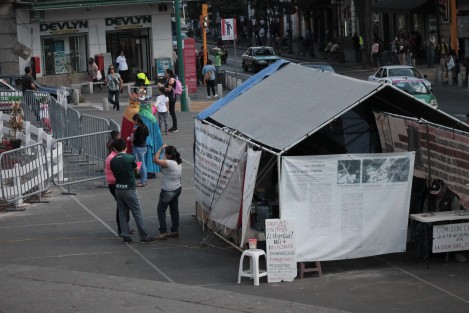 Mientras ni a Santa Claus ni a los Reyes Magos se les permitió instalar un portalito donde los niños pudieran llevar sus cartas y tomarse una foto con estos personajes, manifestantes por un lío legal entre particulares llevan un mes en su cabañita en Plaza Lerdo, pidiendo cooperación voluntaria.