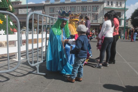 Los Reyes Magos prometen rondar Plaza Lerdo y el centro de Xalapa para saludar a los niños, y que quienes gusten se tomen selfies con ellos sin costo alguno, y así conservar la tradición, que algunos al parecer, no conocen.  