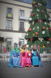 Tras 34 años de instalarse cada final de diciembre y hasta principios de enero, los Reyes Magos no pudieron instalarse este año en la Plaza Lerdo debido a que el Cabildo de Xalapa prohíbe actividades comerciales en ese espacio. 