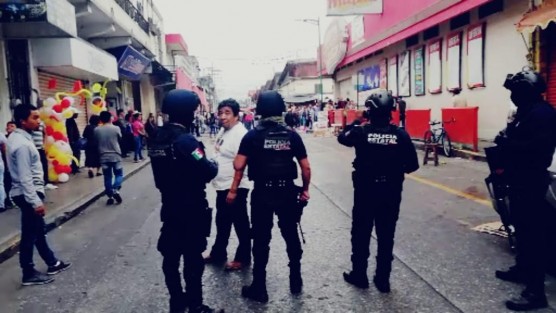 Tensos momentos se vivieron la tarde de este domingo cuando locatarios del mercado Revolución de Córdoba, Ver,. se intentaron resistir al operativo de decomiso de pirotecnia por parte de la policía y SEDENA.