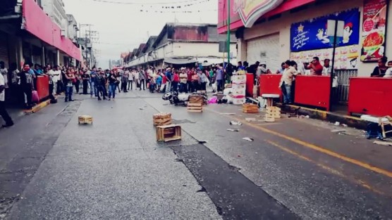 Tensos momentos se vivieron la tarde de este domingo cuando locatarios del mercado Revolución de Córdoba, Ver,. se intentaron resistir al operativo de decomiso de pirotecnia por parte de la policía y SEDENA.
