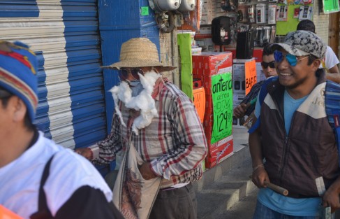 Desde temprana hora grupos de jóvenes vestidos de viejitos, bebés, lobos y demás personajes recorren las calles de Xalapa con botes y palos  despidiendo el año viejo,  y pidiendo cooperación  para celebrar el año nuevo.  