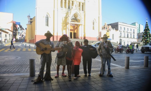 Desde temprana hora grupos de jóvenes vestidos de viejitos, bebés, lobos y demás personajes recorren las calles de Xalapa con botes y palos  despidiendo el año viejo,  y pidiendo cooperación  para celebrar el año nuevo.  