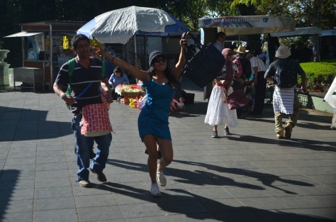 Desde temprana hora grupos de jóvenes vestidos de viejitos, bebés, lobos y demás personajes recorren las calles de Xalapa con botes y palos  despidiendo el año viejo,  y pidiendo cooperación  para celebrar el año nuevo.  