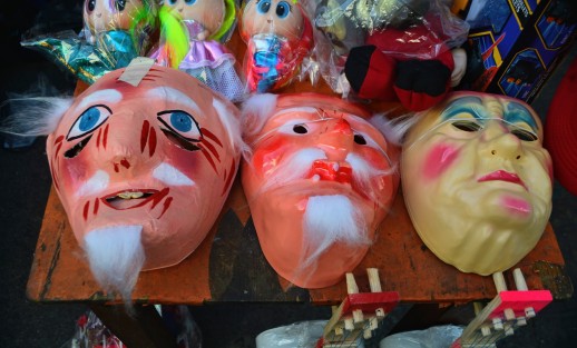 El comercio informal listo siempre con los productos de temporada. 