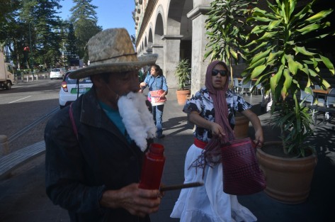 Desde temprana hora grupos de jóvenes vestidos de viejitos, bebés, lobos y demás personajes recorren las calles de Xalapa con botes y palos  despidiendo el año viejo,  y pidiendo cooperación  para celebrar el año nuevo.  