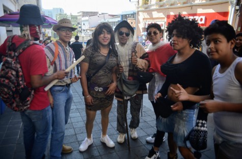 Desde temprana hora grupos de jóvenes vestidos de viejitos, bebés, lobos y demás personajes recorren las calles de Xalapa con botes y palos  despidiendo el año viejo,  y pidiendo cooperación  para celebrar el año nuevo.  