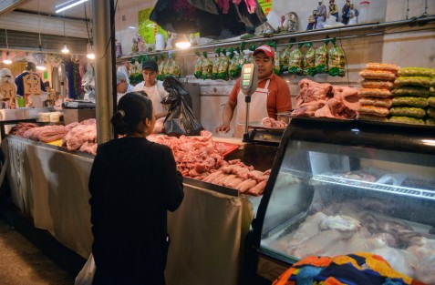 Amas de casa realizan sus compras en el mercado Jáuregui  para cena de esta noche.  