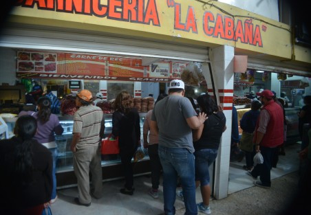Amas de casa realizan sus compras en el mercado Jáuregui  para cena de esta noche.  