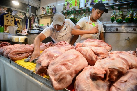 Amas de casa realizan sus compras en el mercado Jáuregui  para cena de esta noche.  
