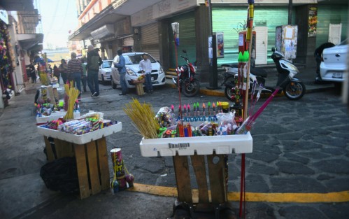Cueteros del centro de la ciudad esperan que con la quema del viejito sus ventas aumenten.  Para este fin de año ofrecen desde palomas, cañones y también chispitas.  