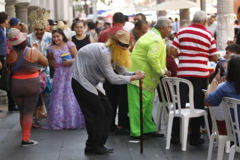 El Viejo se presentó en Los Portales, donde decenas de familias se dieron cita para iniciar con los festejos de fin de año.