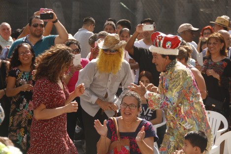 El Viejo se presentó en Los Portales, donde decenas de familias se dieron cita para iniciar con los festejos de fin de año.
