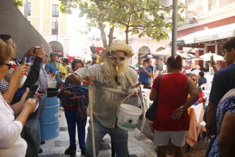 El Viejo se presentó en Los Portales, donde decenas de familias se dieron cita para iniciar con los festejos de fin de año.