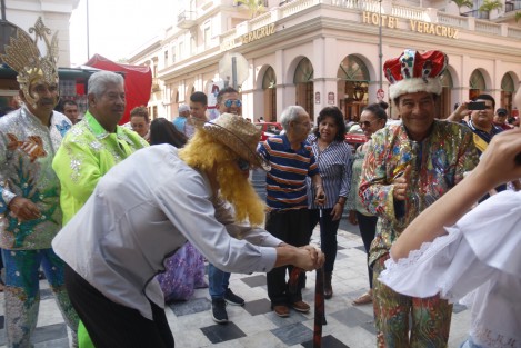 El Viejo se presentó en Los Portales, donde decenas de familias se dieron cita para iniciar con los festejos de fin de año.