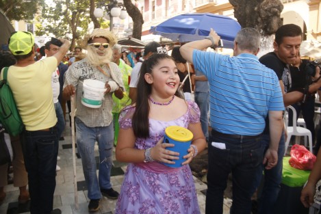  La reina infantil del carnaval y algunos integrantes de la corte real, integraron el animado grupo que aprovechó para botear y juntar recursos