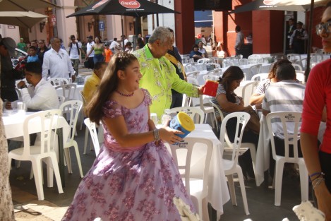  La reina infantil del carnaval y algunos integrantes de la corte real, integraron el animado grupo que aprovechó para botear y juntar recursos