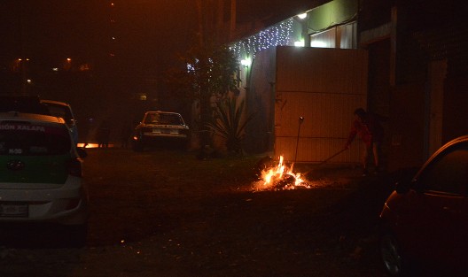 Con la tradicional quema del Viejito y pirotecnia se festeja la llegada del Año Nuevo 2019 en algunas colonias de la periferia de Xalapa. 