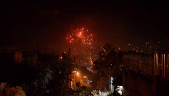 Con la tradicional quema del Viejito y pirotecnia se festeja la llegada del Año Nuevo 2019 en algunas colonias de la periferia de Xalapa. 