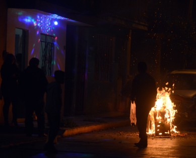 Con la tradicional quema del Viejito y pirotecnia se festeja la llegada del Año Nuevo 2019 en algunas colonias de la periferia de Xalapa. 