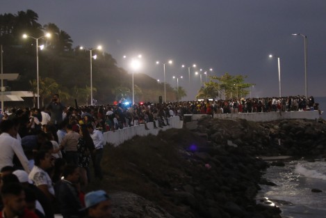 Cientos de personas se reunieron en el bulevar Ávila Camacho para recibir el amanecer del nuevo año. 