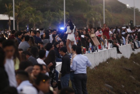 Cientos de personas se reunieron en el bulevar Ávila Camacho para recibir el amanecer del nuevo año. 