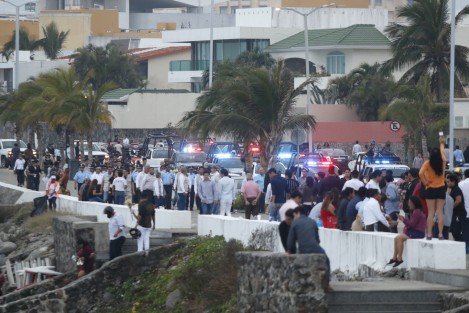 Cientos de personas se reunieron en el bulevar Ávila Camacho para recibir el amanecer del nuevo año. 