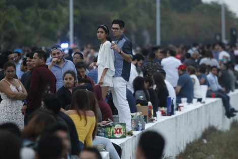 Cientos de personas se reunieron en el bulevar Ávila Camacho para recibir el amanecer del nuevo año. 