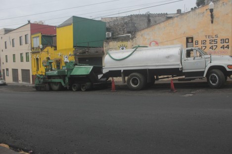 Maquinaria obstruye parte de las calles Santos Degollado y Gutiérrez Zamora. Desde el sábado pasado los trabajadores se retiraron y no han vuelto, pese a que al parecer falta el acabado final al reencarpetado que realizaban.

