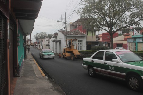 Maquinaria obstruye parte de las calles Santos Degollado y Gutiérrez Zamora. Desde el sábado pasado los trabajadores se retiraron y no han vuelto, pese a que al parecer falta el acabado final al reencarpetado que realizaban.
