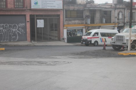 Sumado al bache que quedó en el registro de TELMEX desde que la administración municipal pasada repavimentó Xalapeños Ilustres, ahora el mal acabado de el reencarpetamiento de Gutiérrez Zamora mantiene en pésimo estado la unión entre las dos calles. 
