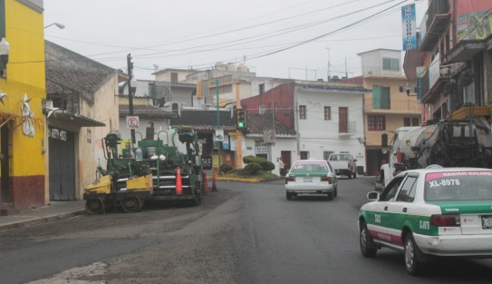 Maquinaria obstruye parte de las calles Santos Degollado y Gutiérrez Zamora. Desde el sábado pasado los trabajadores se retiraron y no han vuelto, pese a que al parecer falta el acabado final al reencarpentamiento que realizaban.
