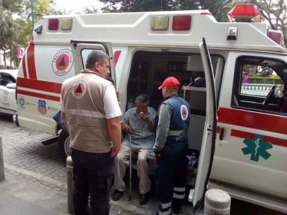Un adulto mayor que esperaba su turno en el Palacio Municipal de Xalapa para realizar el pago del Impuesto Predial, se sintió mal luego de mucho tiempo de espera, por lo que fue atendido por personal de Protección Civil.