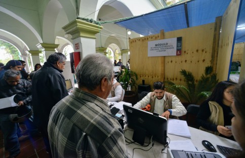 Con una pésima  organización inició el cobro del impuesto predial en el Palacio Municipal de Xalapa. Adultos mayores se quejaron por estar al menos dos horas formados para realizar su pago.