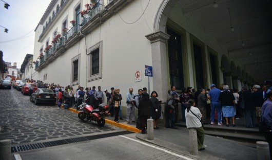 Con una pésima  organización inició el cobro del impuesto predial en el Palacio Municipal de Xalapa. Adultos mayores se quejaron por estar al menos dos horas formados para realizar su pago.