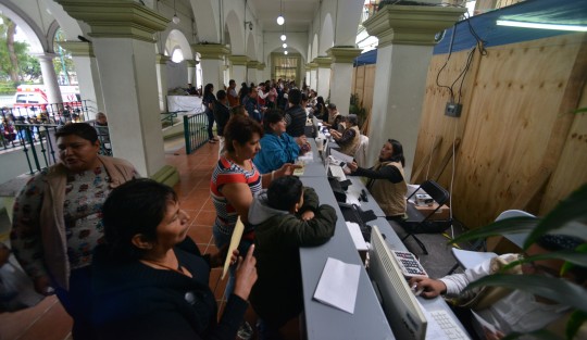 Con una pésima  organización inició el cobro del impuesto predial en el Palacio Municipal de Xalapa. Adultos mayores se quejaron por estar al menos dos horas formados para realizar su pago.