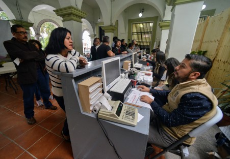 Sin la presencia del alcalde de Xalapa Hipólito Rodríguez  y con una pésima  organización inició el cobro de predial, incluso adultos mayores se quejaron por estar al menos dos horas formados para realizar su pago.
