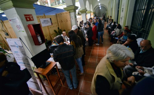 Sin la presencia del alcalde de Xalapa Hipólito Rodríguez  y con una pésima  organización inició el cobro de predial, incluso adultos mayores se quejaron por estar al menos dos horas formados para realizar su pago.