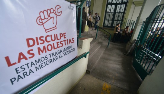 Sin la presencia del alcalde de Xalapa Hipólito Rodríguez  y con una pésima  organización inició el cobro de predial, incluso adultos mayores se quejaron por estar al menos dos horas formados para realizar su pago.