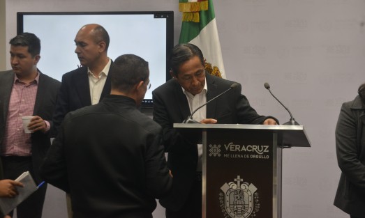 Luego de varios registros para poder ingresar a la supuesta rueda de prensa  y  de  esperar de varios minutos un encargado de seguridad leyó  la convocatoria para que mujeres y hombres veracruzanos participen en el próximo proceso de reclutamiento de la Policía Estatal.  
