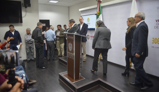 Al término de la lectura reporteros de la fuente intentaron hacer preguntas sin éxito ya que los funcionarios salieron por piernas.