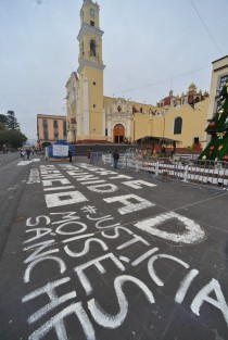 Aunque el indicado a quien reclamar justicia es el fiscal Jorge Winckler, el hijo de Moisés Sánchez, asesinado hace 4 años, regresó a Plaza Lerdo a exigir justicia para su padre, al nuevo Gobierno  Estatal.  