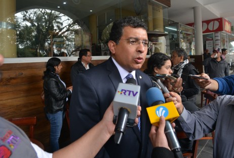 El presidente de Canaco, Gerardo Libreros Cobos,dijo que analizan presentar denuncias contra los vendedores informales que han ocasionado pérdidas al comercio formal y contra el ayuntamiento de Xalapa por el incumplimiento del deber legal de aplicar el reglamento.