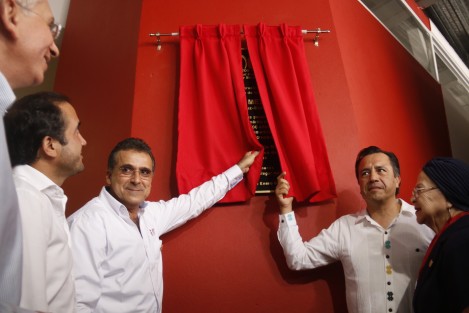 El gobernador Cuitláhuac García Jiménez, develó la placa conmemorativa de los 100 Años de la Cruz Roja en Veracruz. 
