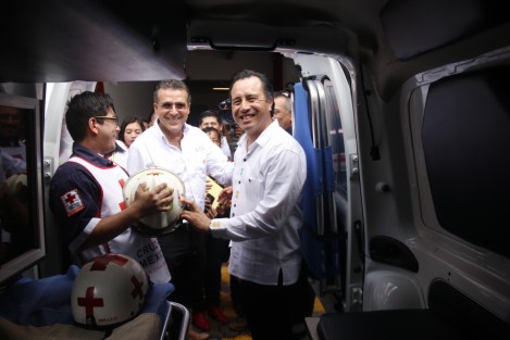 Durante la ceremonia por el 100 aniversario de la Cruz Roja de Veracruz, donde Grup Tenaris Tamsa hizo  un donativo de $1,025,000, el Gobernador Cuitláhuac García se comprometió a que se hará un esfuerzo, para que antes de concluir el año donar una ambulancia más para esta delegación. 
