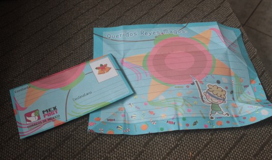 El Servicio Postal Mexicano proporciona papelería especial para la carta a los Reyes Magos, a todos los niños que elijan este medio para hacer llegar sus cartas a Melchor, Gaspar y Baltazar.  