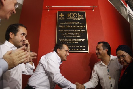 Durante la ceremonia por el 100 aniversario de la Cruz Roja de Veracruz, donde Grup Tenaris Tamsa hizo un donativo de $1,025,000, el Gobernador Cuitláhuac García se comprometió a que se hará un esfuerzo, para que antes de concluir el año donar una ambulancia más para esta delegación. 