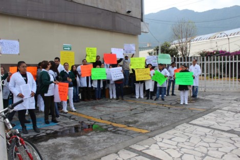Personal del IMSS en Orizaba se manifestó por haber sido despedidos, y aunque se les ofrece recontratación, exigen que la misma sea definitiva y no temporal.  