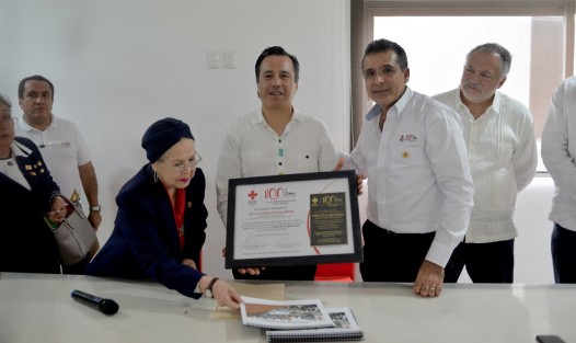Durante la celebración por los 100 años de la fundación de la Cruz Roja Mexicana Delegación Veracruz-Boca del Río, el Gobernador Cuitláhuac García felicitó la gran labor realizada, sobre todo por voluntarios, para dar atención inmediata a la población en caso de cualquier emergencia.
